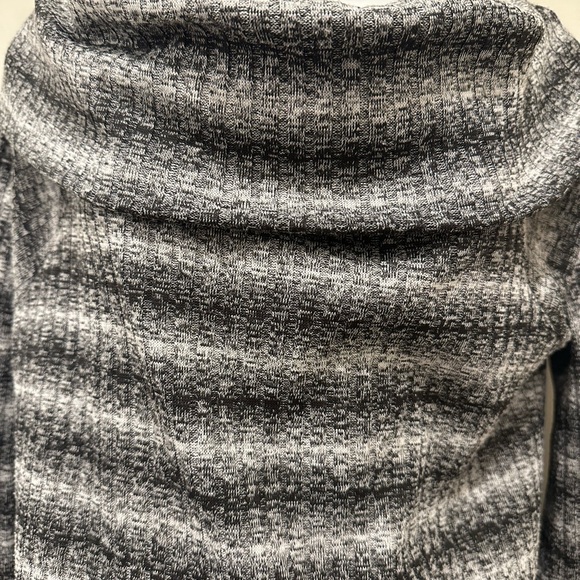 Vince Camuto Women's Off the Shoulder Top - Picture 3 of 6